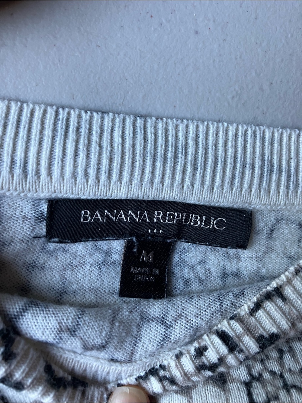 Banana Republic Men’s Light Gray Knit Jogger Pants with Black Pattern